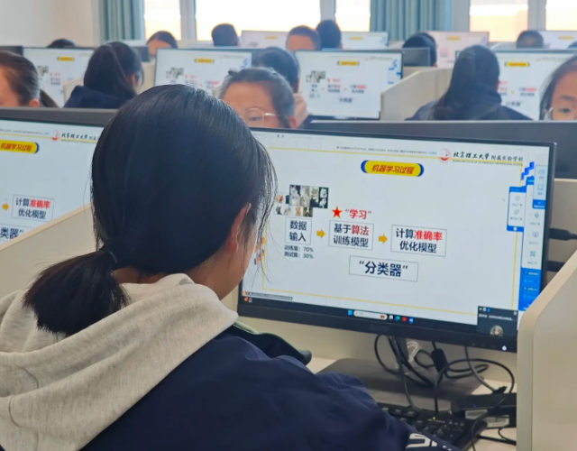 教育的交融需求依据不同学段特点分层推动沉浸式互动和个性化