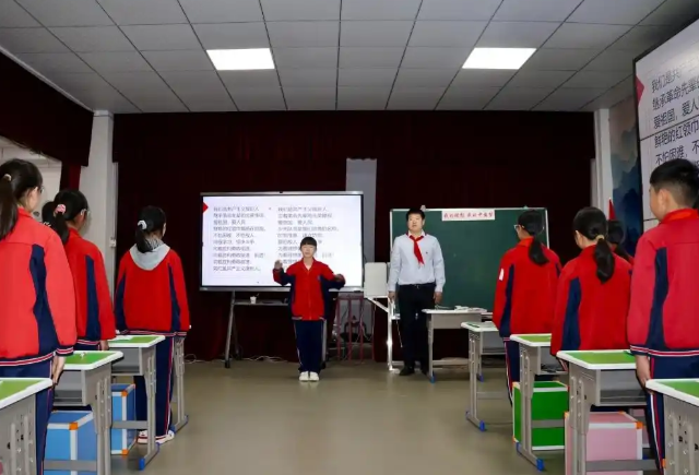 步行途中师生们沿着弥河河畔前行学生们互帮互助彼此鼓励