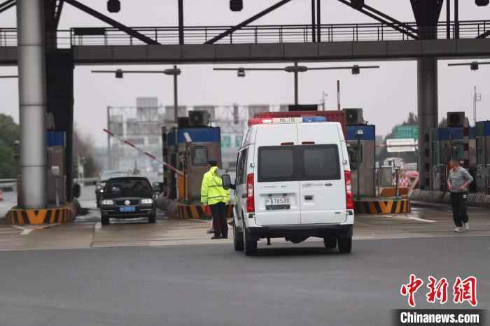 高速公路道口排查疫情。 张亨伟 摄 上海密织疫情防控网 人车船“来有影去有踪”