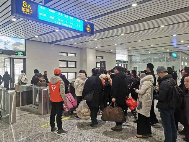 图为1月10日当天,阜阳西站内的春运景象。王海涵摄 高铁来到我家门:阜阳春运之变