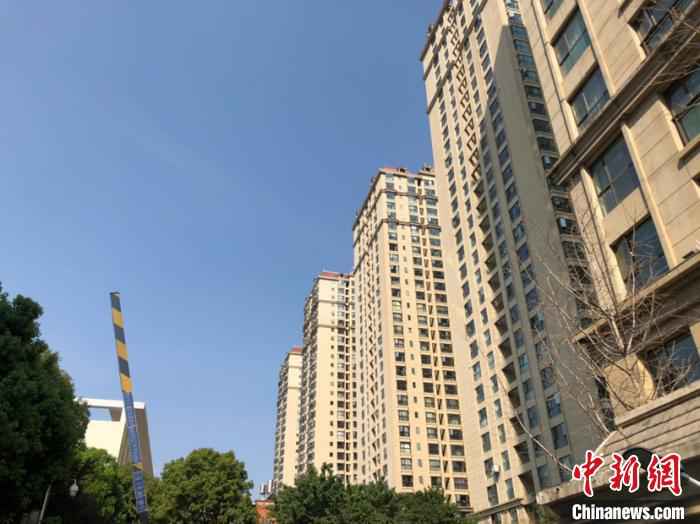 图为医大广场小区。 刀志楠 摄 云南境外输入风险严峻 首例输入确诊病例居住单元已封闭