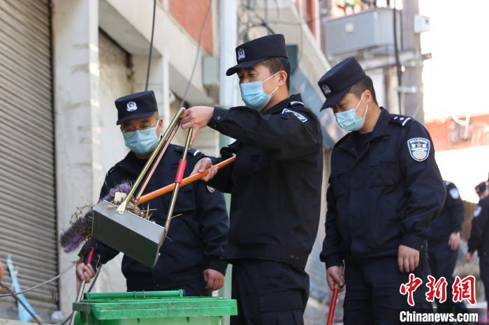 图为边检站民警将清理的垃圾装入垃圾桶,进行集中处理。 罗兴伟 摄 中尼边境樟木口岸开展爱国卫生运动 助力疫情防控