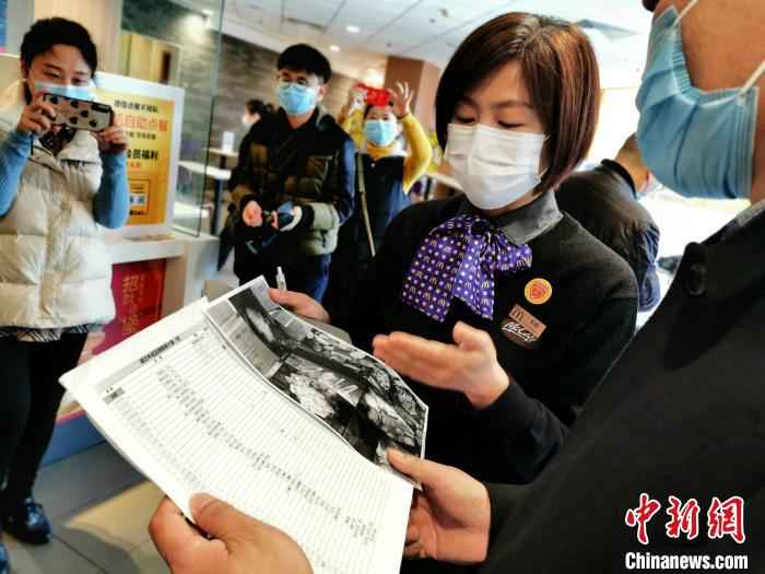 襄阳市市场监督管理局执法人员检查麦当劳餐厅复工准备情况 胡传林 摄 襄阳战“疫”记:一碗牛肉面再现古城“烟火气”
