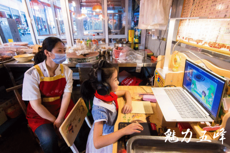 案板下学习的女孩:半年后仍在原处上网课,柜子加高心态不变