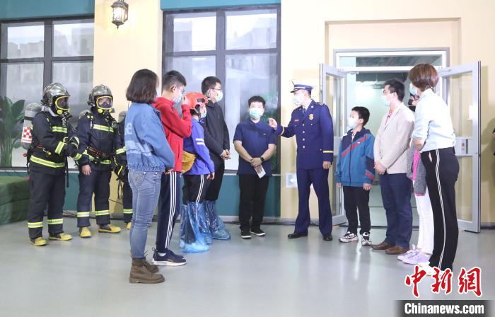 12日,北京首次开展“云上学安全”暨2020年“北京市防灾减灾宣传教育日”活动,宣传防灾、减灾、救灾及安全应急知识。北京市应急局供图 北京首次开展“云上学安全”活动 培养中小学生应急能力