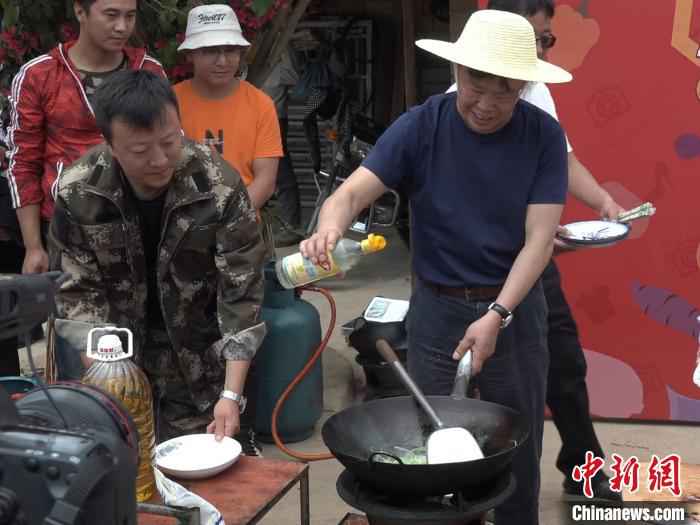 图为直播现场。 刀志楠 摄 “农民院士”朱有勇田间直播卖土豆 助力云南脱贫攻坚